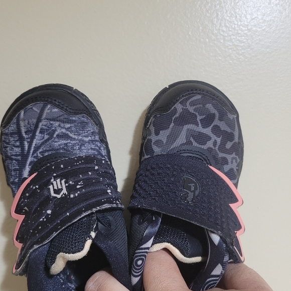 Nike kyrie irving shoes - Picture 2 of 3